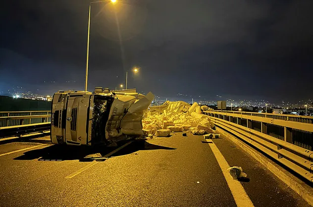 Kuzey Marmara'da tır devrildi! Bölgede trafik kilitlendi