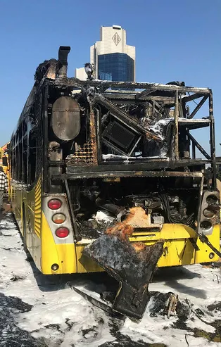 İETT günü yine boş geçmedi! Beşiktaş'ta yol ortasında cayır cayır yandı küle döndü