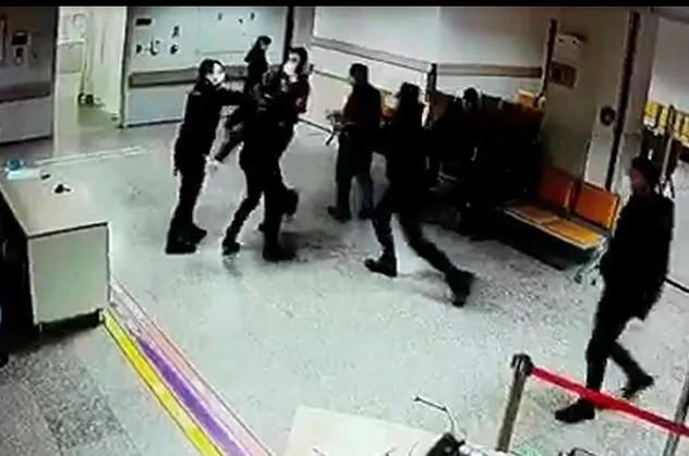 Samsun'da doktora bıçaklı saldırı girişimi! Acil serviste korku dolu anlar