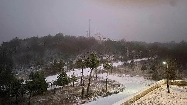 zirve-bembeyaz-balikesire-mevsimin-ilk-kari-dustu-1638291571261.jpeg Zirve bembeyaz! Balıkesir'e mevsimin ilk karı düştü-4