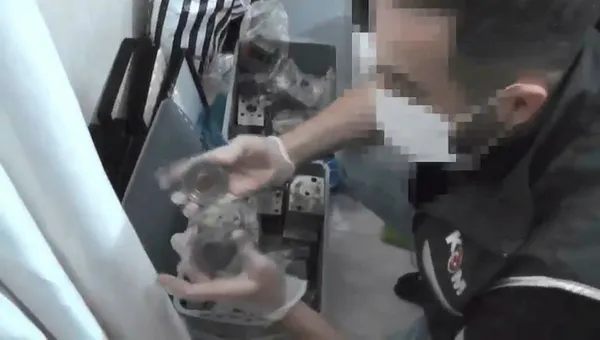 sanliurfada-sahte-altin-urettikleri-iddiasiyla-yakalandilar-1624036352877.jpg Şanlıurfa'da sahte altın ürettikleri iddiasıyla yakalandılar-4