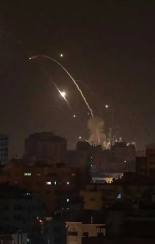 İsrail hava saldırısıyla Gazze'yi vurdu