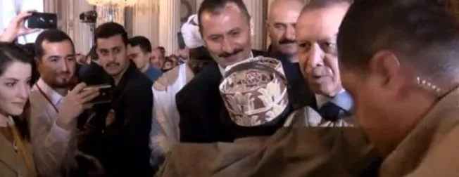 Başkan Erdoğan’a ‘Reis’ diye seslenerek sarıldı! Aralarında geçen diyalog gülümsetti