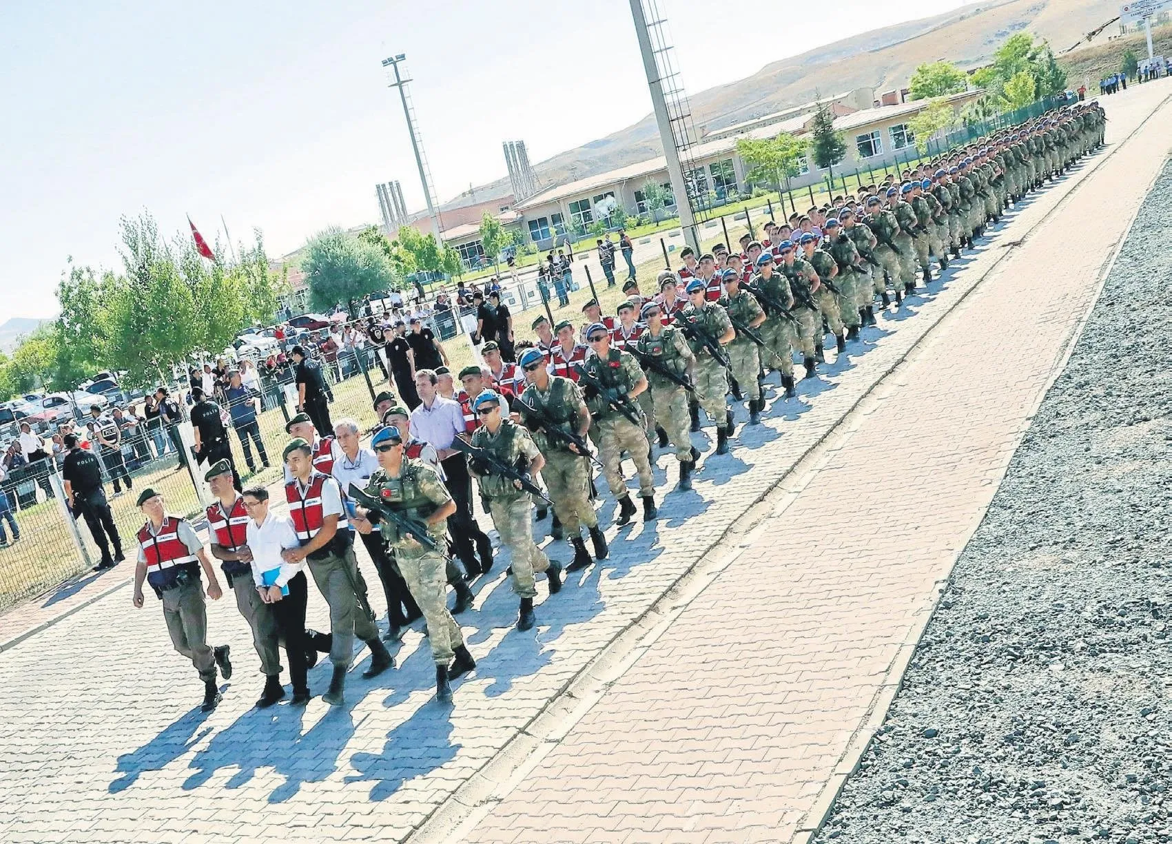 Üs geçit