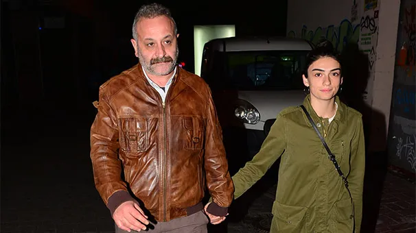 Hazar Ergüçlü ile görüntülenen Onur Ünlü: Hep yakalanıyoruz! - 1