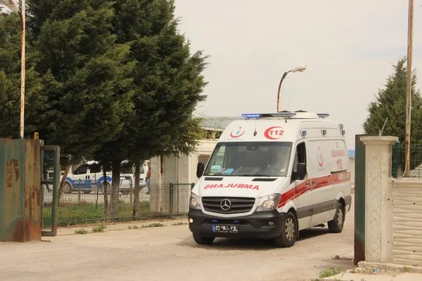 mezbahanede-kasaplar-hayvanlari-birakti-birbirlerini-kesti-1650973461664.jpg Mezbahanede kasaplar hayvanları bıraktı birbirlerini kesti!-2