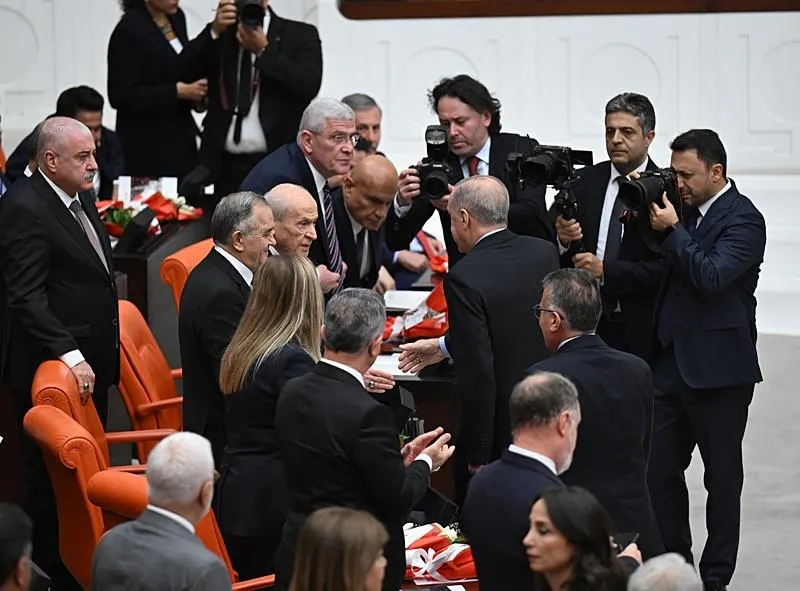 Konuşmaların ardından Başkan Erdoğan Bahçeli ve MHP grubuyla tokalaştı. (AA)