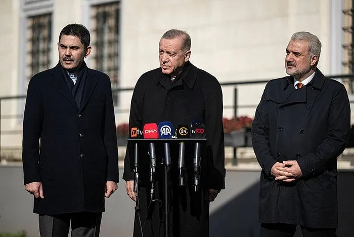 1705060882192.jpeg Başkan Erdoğan Kısıklı'da ellerinde bayraklarla kendisini bekleyen vatandaşlarla sohbet etti-1