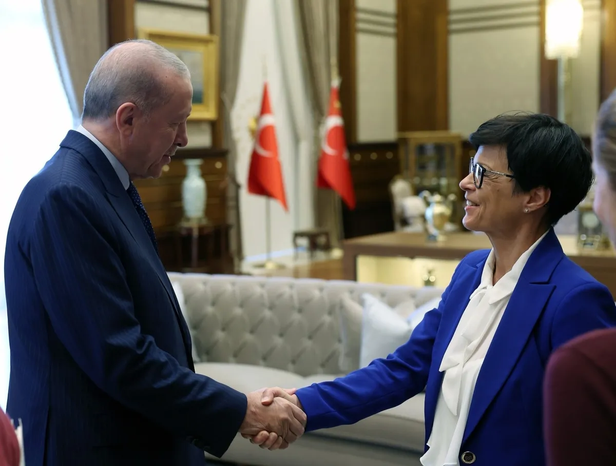 kulliyede-turkiye-ab-trafigi-erdogan-kaja-kallasi-kabul-etti-1782831260257.jpeg Külliye’de Türkiye-AB trafiği: Başkan Erdoğan Kaja Kallas’ı kabul etti | Kallas’tan Türkiye vurgusu: AB adayı ve kilit ortak-3