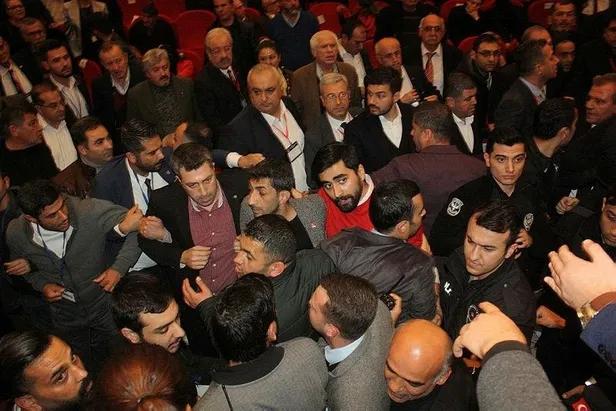 CHP’nin olaysız kongresi yok! Mersin İl Kongre’si karıştı çevik kuvvet müdahale etti