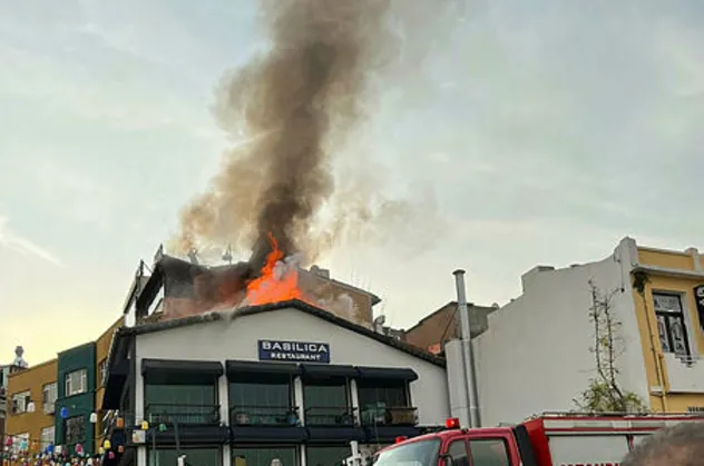 Sultanahmet'te 2 katlı restoranın çatısı alev alev yandı