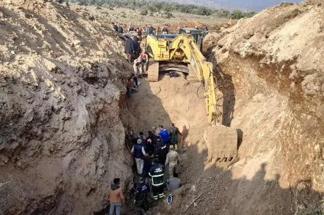 Kilis'te su kanalı kazısında 2 işçi toprak altında kaldı