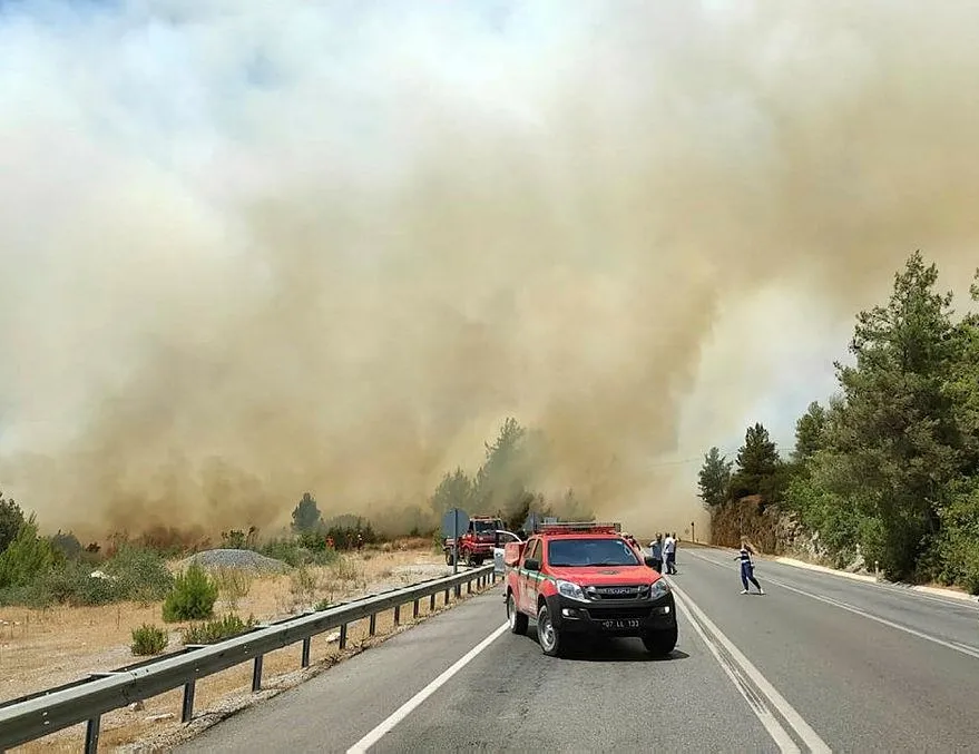 Antalya’da orman yangını! Karayolu ulaşıma kapatıldı