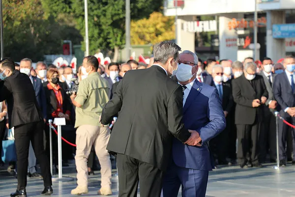 Antalya’daki 10 Kasım törenine eski CHP’li vekil Tuncay Ercenk’in protokol sevdası damga vurdu