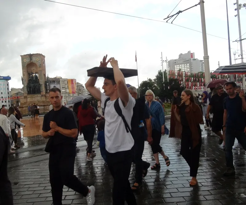 Meteoroloji uyarmıştı! Taksim'de vatandaşlar yağmura hazırlıksız yakalandı - 3
