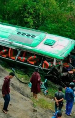 Afrika ülkesi şokta! 106 kişiyi taşıyan otobüs uçurumdan uçtu: 35 ölü, 16'sı ağır 71 yaralı