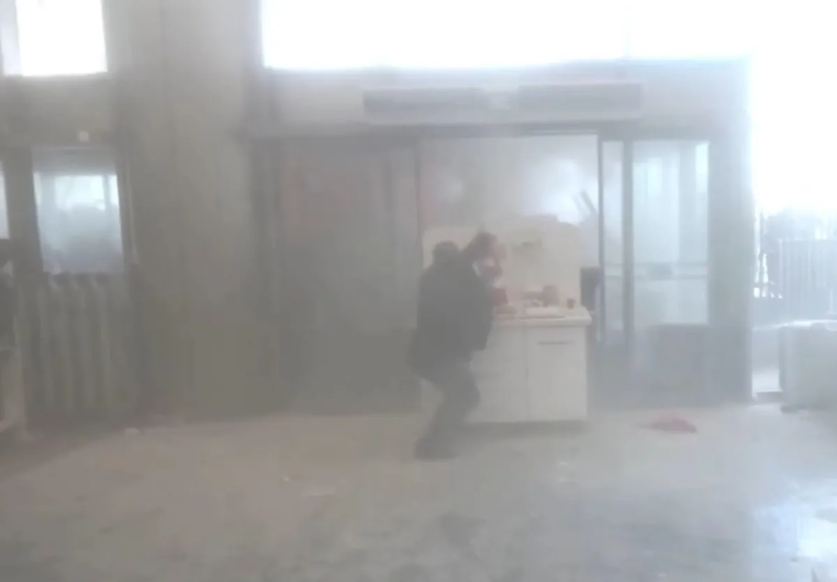 1779629469553.jpg Yaktılar yıktılar yırttılar... CHP binasının "hücre" katında neler oldu | Özel’in kendini kilitlediği 12. katta yaşananlar-1