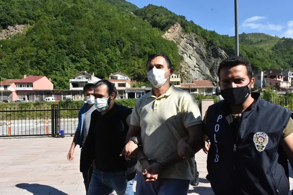 son-dakika-kastamonu-bozkurttaki-sel-felaketinde-yikilan-olcer-apartmaninin-muteahhidi-mehmet-ozkan-inebolu-adliyesine-sevk-edildi-1629292968035.jpg SON DAKİKA: Kastamonu Bozkurt'taki sel felaketinde yıkılan Ölçer Apartmanı'nın müteahhidi Mehmet Özkan İnebolu Adliyesi'ne sevk edildi-1