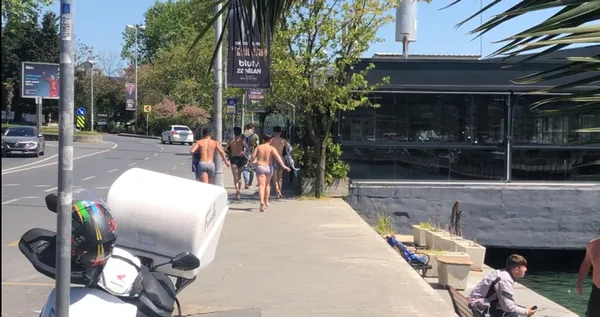 sokaga-cikma-kisitlamasina-ragmen-istanbul-bogazinda-yuzenler-polisi-gorunce-giyinmeden-kacti-1620974918101.jpg Sokağa çıkma kısıtlamasına rağmen İstanbul Boğazı'nda yüzenler polisi görünce giyinmeden kaçtı-3