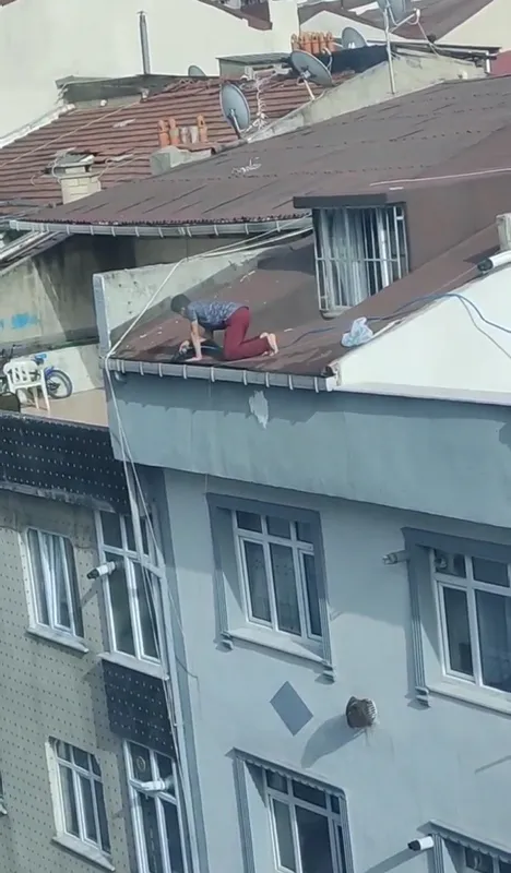 sultangazide-catida-tehlikeli-temizlik-yurekler-agza-geldi-1651130321176.jpg Sultangazi'de çatıda tehlikeli temizlik! Yürekler ağza geldi-4