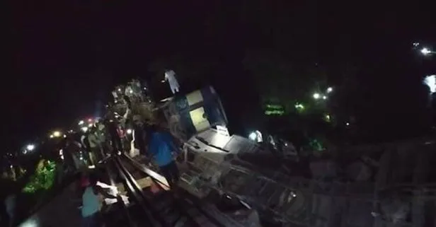 Bangladeş’te yolcu treni nehre düştü! Çok sayıda ölü var