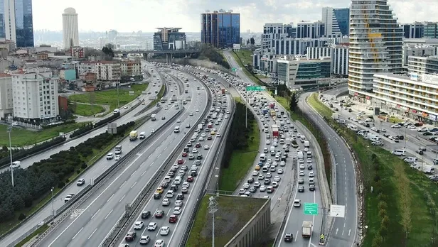 istanbulda-trafik-durma-noktasina-geldi-yol-durumu-tafik-yogunlugu-1617981225596.jpeg