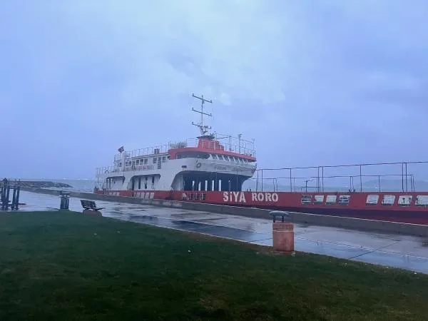 İstanbul Maltepe Sahili'nde lodos nedeniyle gemi kıyıya oturdu-5