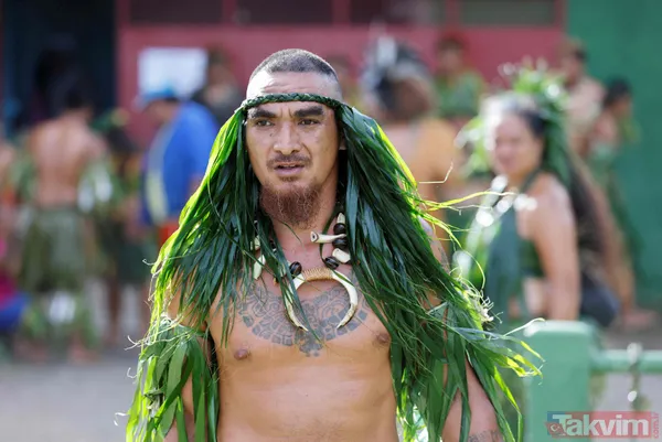 Fransa Cumhurbaşkanı Emmanuel Macron'un Fransız Polinezyası'nda ilginç anları! Boynuna çiçekleri doladılar - 32