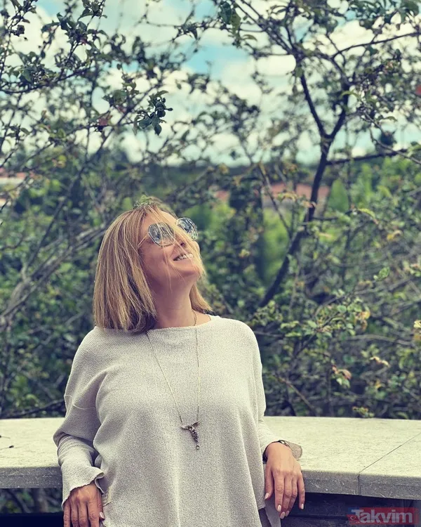 Bülent Şakrak’la 8 yıllık evliliği biten Ceyda Düvenci’den yatak pozları! Yorum üstüne yorum yağdı! “Güzel bir bayan ama evliyken...” - 2