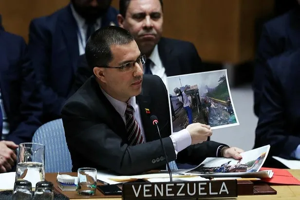 Venezuela'ya gelen 'insani yardım' kamyonundan bakın ne çıktı!-1
