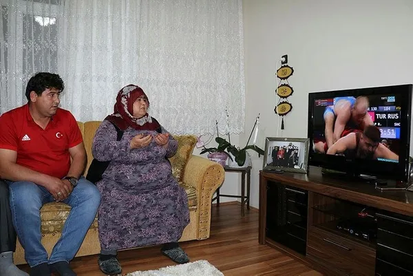 Rıza Kayaalp'in baba evinde şampiyonluk sevinci-3