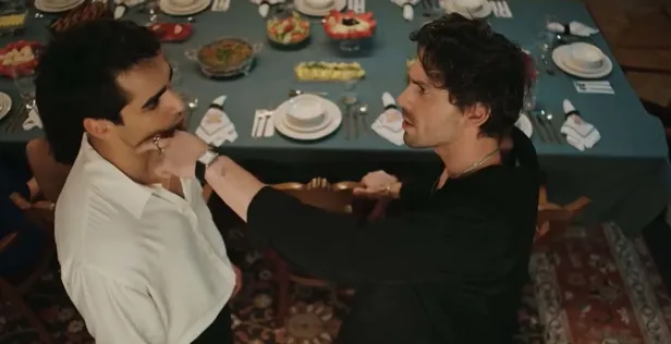 yali-capkininda-kaya-geldigine-gelecegine-bin-pisman-oldu-feritle-yumruk-yumruga-kavga-etti-ne-anlatti-karim-s-1695108029086.jpg Yalı Çapkını'nda kan gövdeyi götürdü! Ferit'in yumruğu yalıyı inletti! Halis ağa bu kez ölecek! Kaya nakavt oldu-4