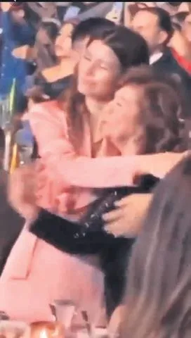 mutluluk-saati-1704142846714.jpeg Gelin kaynana buzları eritti! Beren Saat, kayınvalidesi ile eşi Kenan Doğulu'yu yalnız bırakmadı-4