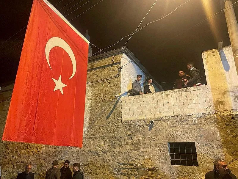 Şehit Piyade Uzman Çavuş Hikmet Aslan son yolculuğuna uğurlandı! Eşi Kübra Aslan kucağında 1 yaşındaki kızıyla veda etti: "Bugün bizim bayramımız Rüveyda"-10