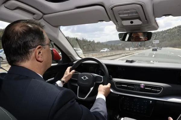 gulistan-teyzenin-yuzleri-gulduren-togg-yolculugu-bakan-donmez-sofor-koltugunda-1681416344940.jpeg Gülistan Teyze’nin yüzleri güldüren Togg yolculuğu: Bakan Dönmez şoför koltuğunda-6