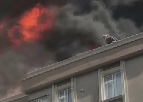 bagcilarda-yangindan-kurtulmak-icin-6-kattan-atlayan-yasli-tamirci-oldu-1619537382560.jpg Bağcılar'da yangından kurtulmak için 6. kattan atlayan yaşlı tamirci öldü-2