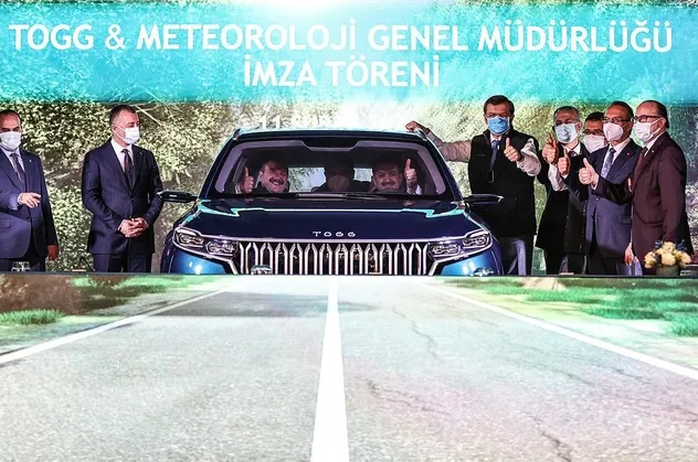 Sanayi ve Teknoloji Bakanı Mustafa Varank yerli otomobilin üretileceği TOGG fabrikası inşaat sahasında incelemede bulundu