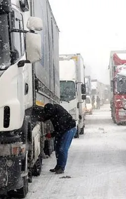 İstabul'da 7 TIR kaza yaptı! Trafik felç