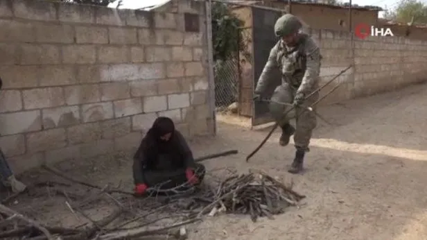 Mehmetçik, Suriyeli çocuklarla oyun oynadı, köpek sevdi-2