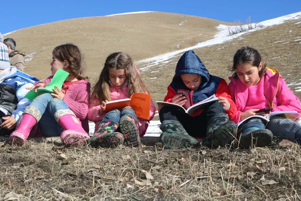 cep-telefonu-cekmeyince-canak-anten-metal-sini-ve-folyo-kagitlari-ile-baz-istasyonu-kurdu-1610085955964.jpg Cep telefonu çekmeyince çanak anten metal sini ve folyo kağıtları ile baz istasyonu kurdu-10