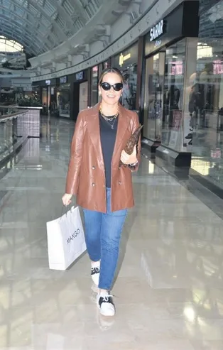 Bengü kızı Zeynep'ten izinsiz alışverişe çıkmıyor