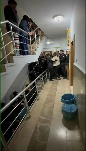 mardinde-ev-sahibine-hirsiz-soku-iceri-kacti-kapiyi-kilitledi-1701181307065.jpeg Mardin'de ev sahibine hırsız şoku! İçeri kaçtı kapıyı kilitledi-2