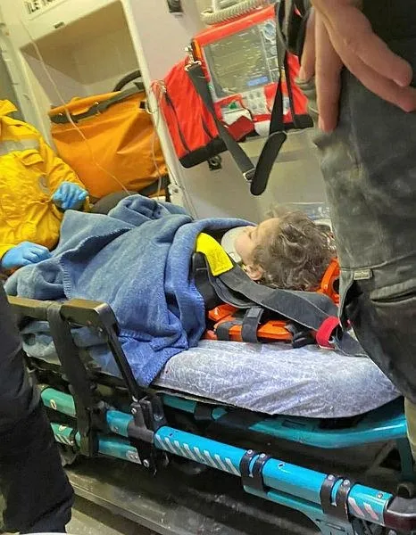 enkaz-altinda-duygu-dolu-anlar-sag-kurtarilan-3-yasinda-eya-olen-annesini-birakmak-istemedi-1675943731345.jpeg Enkaz altında duygu dolu anlar... Sağ kurtarılan 3 yaşında Eya ölen annesini bırakmak istemedi-4