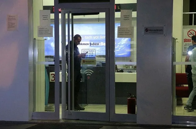 Son dakika: Başkentte maskeli soygun: Önce minibüsü sonra da bankaya girip evrak kasası ve tabancayı çaldılar
