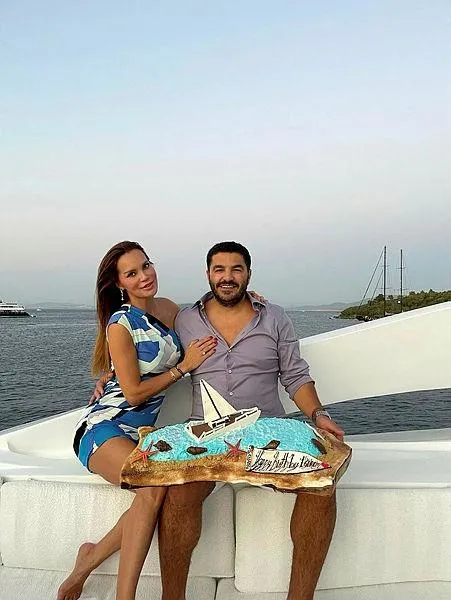 ebru-sallinin-ugur-akkusla-gostermelik-ayriligi-demet-akalin-ile-okan-kurt-bosanmasini-hatirlatti-1647802284463.jpeg Ebru Şallı'nın Uğur Akkuş'la göstermelik ayrılığı Demet Akalın ile Okan Kurt boşanmasını hatırlattı-3