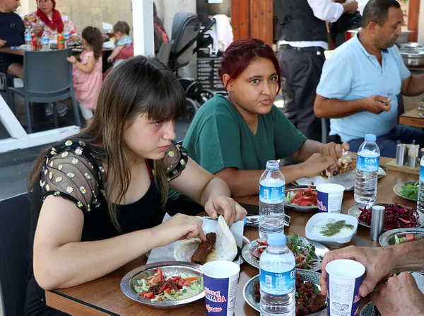 gaziantepte-asi-karti-ile-gelene-bedava-kebap-kisitlamali-gunlere-donmek-istemiyoruz-1630312442838.jpg Gaziantep'te aşı kartı ile gelene bedava kebap: Kısıtlamalı günlere dönmek istemiyoruz-6