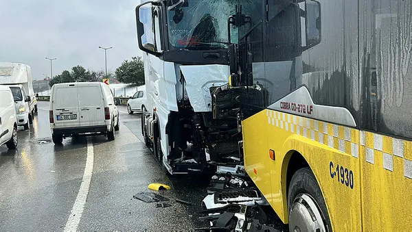 1647598159705.jpg SON DAKİKA! Sancaktepe'de İETT otobüsü ile TIR kafa kafaya çarpıştı-1