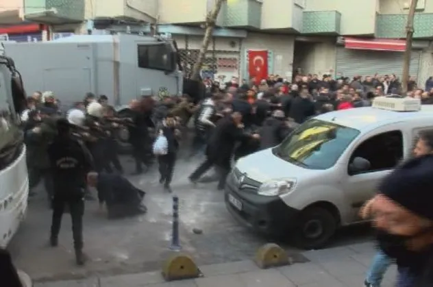 Gaziosmanpaşa'da pazar yeri gerginliği: Polis gazla müdahale etti!