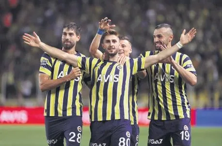 fenerbahce-awien-karsisinda-gol-sov-yaparak-adini-gruplara-yazdirdi-1661462631037.jpeg