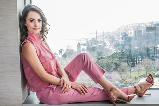 cukurovada-arka-arkaya-ayriliklar-melike-ipek-yalova-murat-unalmis-derken-simdi-o-da-gidiyor-1629536226152.jpg Çukurova'da arka arkaya ayrılıklar! Melike İpek Yalova, Murat Ünalmış derken şimdi o da gidiyor-2